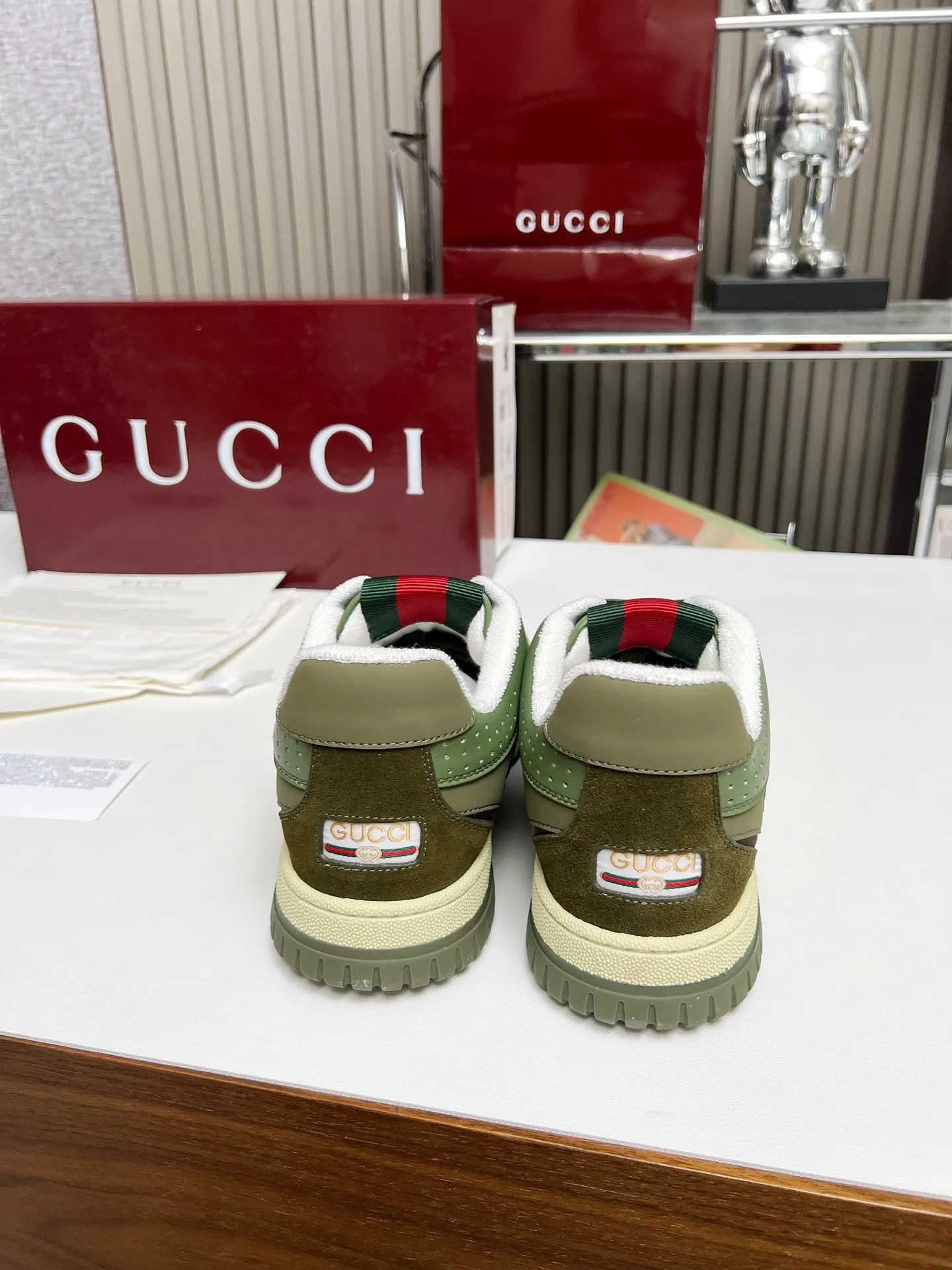 [G Home] P: 600💰 Couple size: Female 35-40. Male 39-44 (45 custom-made) 🆕2025.GUCC Gucci original order quality The latest popular high and low top aged couple sneakers series shipped original purchase development and production, this high and low top sneakers adopt a basketball-style silhouette design, cleverly integrated with hollow panels and distressed effects, showing unique ingenuity. The ingenuity incorporates brand logo details such as interlocking Double G styling accessories and Gucci lettering, a low-key tribute to the brand's design heritage. Exquisite packaging at the delivery counter 🛍📦 ▪️ Fabric: Original customized imported first-layer cowhide ▪️ Inner lining: Imported first-layer cowhide ▪️ Sole: Original molded two-color TPU sole ▪️ Sole thickness: 3cm
